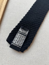Charger l&#39;image dans la galerie, Cravate noire vintage en maille en pure laine vierge
