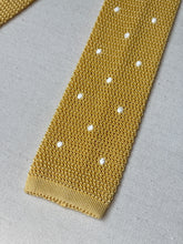 Charger l&#39;image dans la galerie, Cravate vintage jaune à pois en tricot de soie
