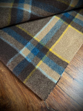 Afbeelding in Gallery-weergave laden, Berteil écharpe à carreaux en laine d&#39;agneau Made in Scotland
