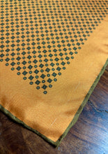 Charger l&#39;image dans la galerie, Trio de pochettes vintage en soie Made in Italy
