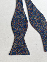 Charger l'image dans la galerie, Barneys New York noeud papillon paisley en soie Made in USA

