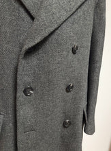Charger l'image dans la galerie, Pardessus croisé gris vintage de 1957 en laine Made in France
