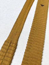 Charger l'image dans la galerie, Armani cravate tricot vintage moutarde Made in Italy
