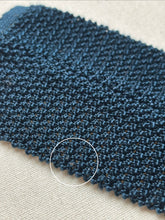 Afbeelding in Gallery-weergave laden, Harrison cravate marine vintage en tricot de soie Made in Italy
