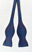 Charger l&#39;image dans la galerie, Duo de noeuds papillon en soie vintage Made in Italy
