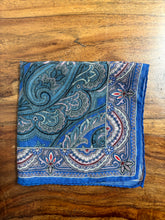 Charger l&#39;image dans la galerie, Pochette bleue à motif paisley en coton et soie Made in Italy
