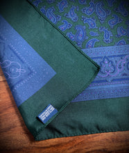 Charger l&#39;image dans la galerie, Pochette vintage verte paisley by Breuer en soie Made in France
