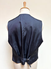 Charger l'image dans la galerie, Gilet de costume vintage bleu marine à chevrons en laine Made in England 52
