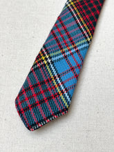 Charger l'image dans la galerie, Cravate bleue tartan en laine vierge Made in Scotland
