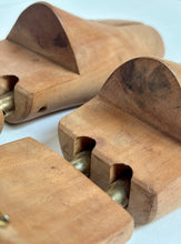 Carica l&#39;immagine nel visualizzatore di Gallery, Embauchoirs en bois Loding Pointure 44 FR
