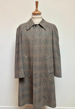 Carica l&#39;immagine nel visualizzatore di Gallery, Dunn &amp; Co manteau classique raglan Prince de Galles en pure laine vierge L
