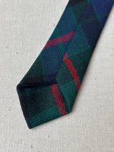Charger l&#39;image dans la galerie, Cravate tartan Gunn en laine vierge Made in Scotland
