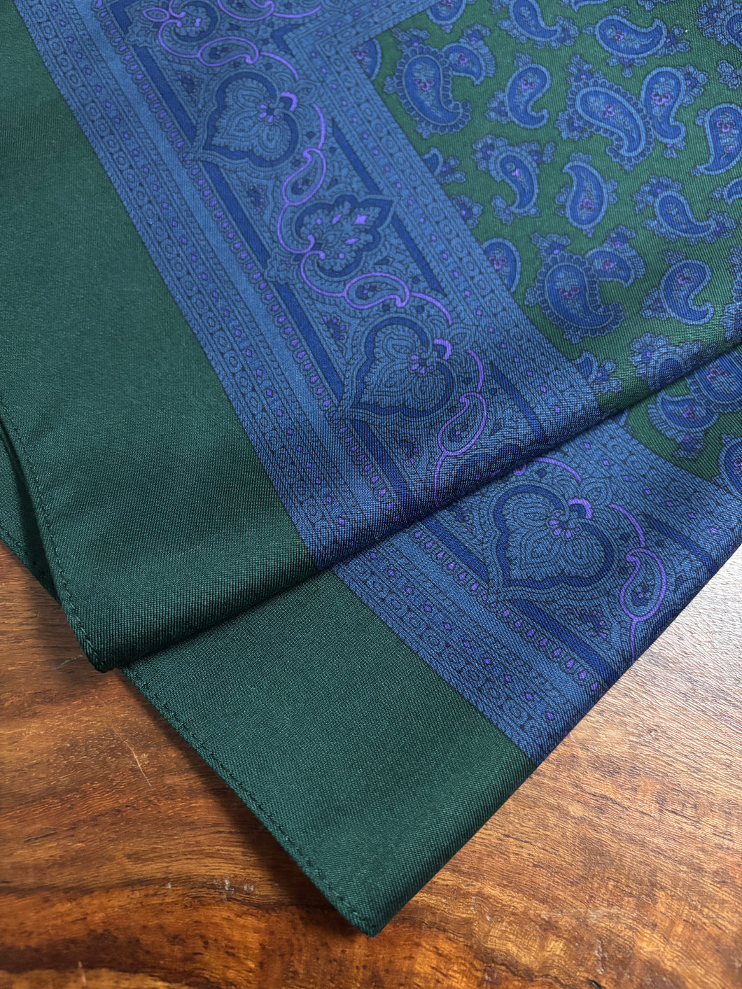 Pochette vintage verte paisley by Breuer en soie Made in France