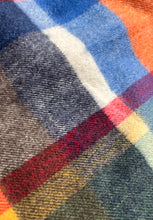 Cargar imagen en el visor de la galería, Mettez Paris écharpe à carreaux en cachemire Made in Germany
