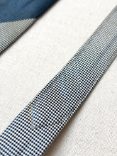 Charger l'image dans la galerie, A. Sulka &amp; Company cravate bleue vintage en soie naturelle soie
