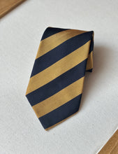 Charger l&#39;image dans la galerie, Burberrys&#39; cravate club vintage Made in England

