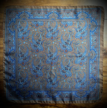 Charger l'image dans la galerie, Pochette de costume marron paisley en soie Made in Italy
