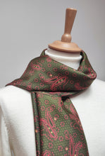 Carica l&#39;immagine nel visualizzatore di Gallery, Harper foulard vert à motif paisley en soie Made in Italy
