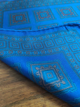 Afbeelding in Gallery-weergave laden, Anselmo Dionisio pochette bleue en soie à motif géométrique Made in Italy
