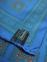 Charger l&#39;image dans la galerie, Anselmo Dionisio pochette bleue en soie à motif géométrique Made in Italy
