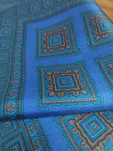 Charger l&#39;image dans la galerie, Anselmo Dionisio pochette bleue en soie à motif géométrique Made in Italy
