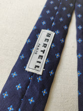 Carica l&#39;immagine nel visualizzatore di Gallery, Berteil Paris cravate marine en soie à motif floral Made in England
