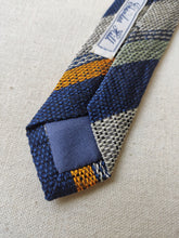 Afbeelding in Gallery-weergave laden, Charles Hill cravate texturée à rayures en soie Made in England
