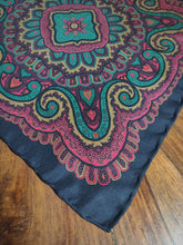 Charger l&#39;image dans la galerie, Pochette noire vintage en soie à motif floral
