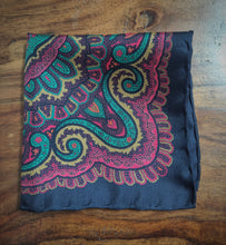Charger l&#39;image dans la galerie, Pochette noire vintage en soie à motif floral
