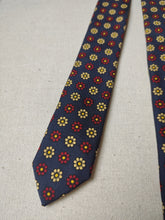 Charger l&#39;image dans la galerie, Inès de la Fressange X Drake&#39;s cravate marine en soie à motif floral Made in England
