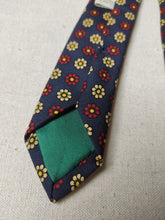 Charger l&#39;image dans la galerie, Inès de la Fressange X Drake&#39;s cravate marine en soie à motif floral Made in England
