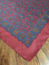 Afbeelding in Gallery-weergave laden, Pochette rouge en soie à motif paisley Made in England
