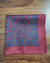 Afbeelding in Gallery-weergave laden, Pochette rouge en soie à motif paisley Made in England
