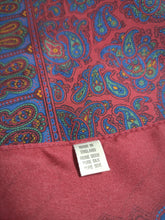 Charger l&#39;image dans la galerie, Pochette rouge en soie à motif paisley Made in England
