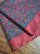 Charger l&#39;image dans la galerie, Pochette rouge en soie à motif paisley Made in England
