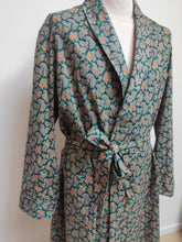 Carica l&#39;immagine nel visualizzatore di Gallery, Bonsoir of London robe de chambre paisley à col châle en coton Made in England
