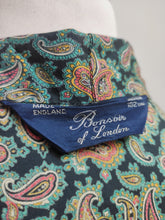 Carica l&#39;immagine nel visualizzatore di Gallery, Bonsoir of London robe de chambre paisley à col châle en coton Made in England
