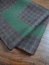 Charger l&#39;image dans la galerie, Pochette de costume vintage verte en soie à motif floral
