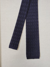 Carica l&#39;immagine nel visualizzatore di Gallery, Avon cravate marine vintage en tricot de soie
