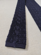 Carica l&#39;immagine nel visualizzatore di Gallery, Avon cravate marine vintage en tricot de soie
