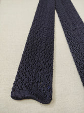 Afbeelding in Gallery-weergave laden, Cravate marine vintage en tricot de soie
