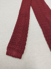 Carica l&#39;immagine nel visualizzatore di Gallery, Holliday &amp; Brown cravate rouge brique en tricot de soie

