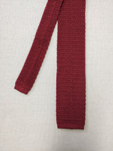 Carica l&#39;immagine nel visualizzatore di Gallery, Holliday &amp; Brown cravate rouge brique en tricot de soie
