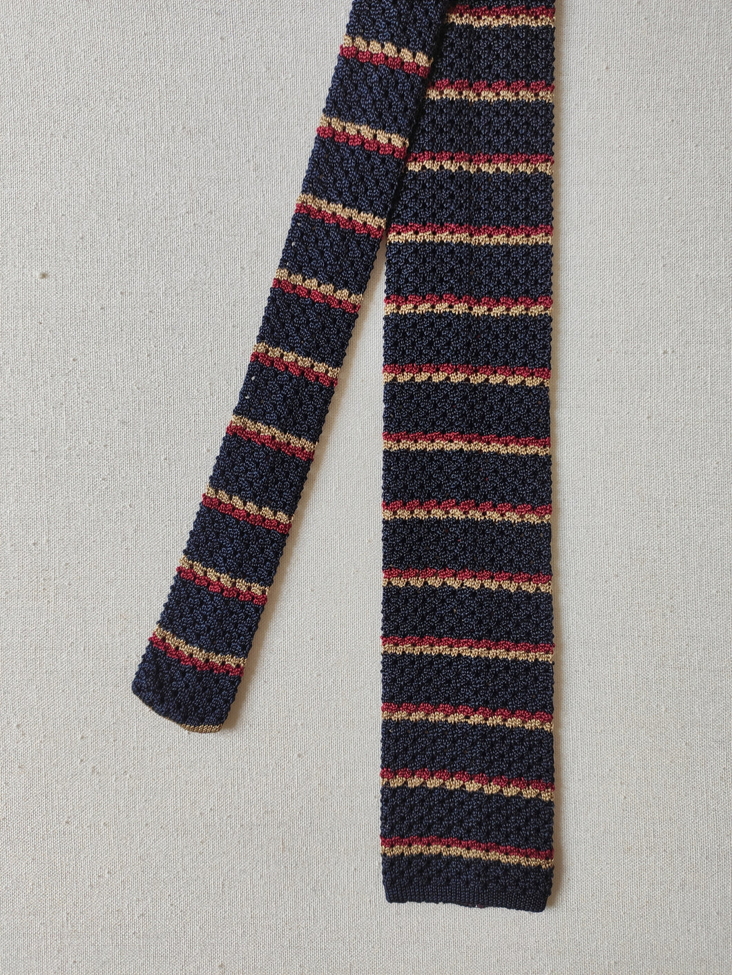 Cravate tricot marine vintage à rayures en pure soie