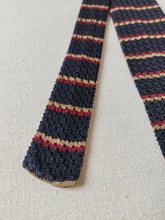 Carica l&#39;immagine nel visualizzatore di Gallery, Cravate tricot marine vintage à rayures en pure soie
