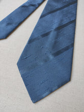 Carica l&#39;immagine nel visualizzatore di Gallery, Personality Milano cravate club vintage en soie shantung
