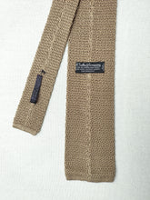 Charger l&#39;image dans la galerie, A. Sulka &amp; Company cravate beige vintage en tricot de soie Made in Italy
