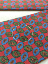 Charger l&#39;image dans la galerie, Berteil Paris cravate rouge en soie à motif paisley Made in England
