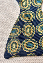 Lade das Bild in den Galerie-Viewer, Harrod's noeud papillon bleu à motif paisley en soie Made in England

