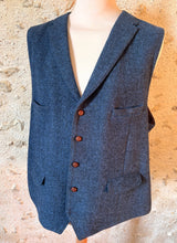 Lade das Bild in den Galerie-Viewer, Harris Tweed X Tom Rusborg gilet bleu à chevrons en pure laine 56
